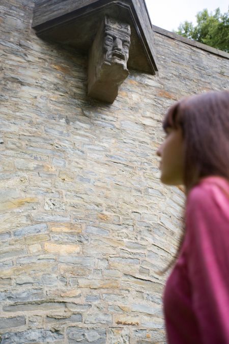 Der „Neidkopf“ an der Brück mit der Jahreszahl 1934 ist eine der auffälligsten Gestaltungen der SS aus der Frühphase des Umbaus der Wewelsburg.  (Foto: Kreismuseum Wewelsburg)